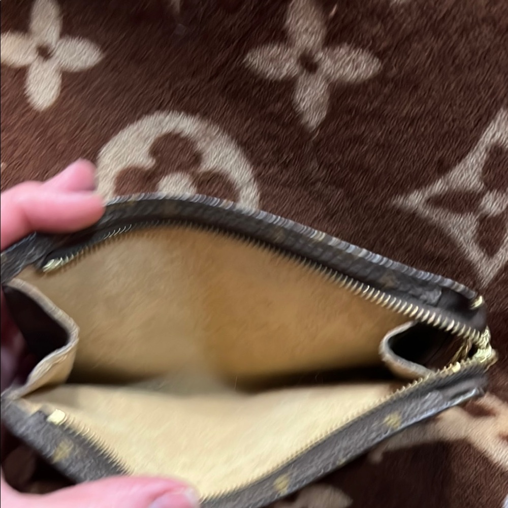 Louis Vuitton Monogram Key Pouch - Picture 4 of 7